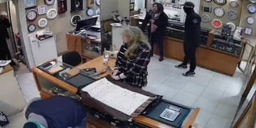 Los maleantes amenazaron a clientas y se pelearon con el dueño.