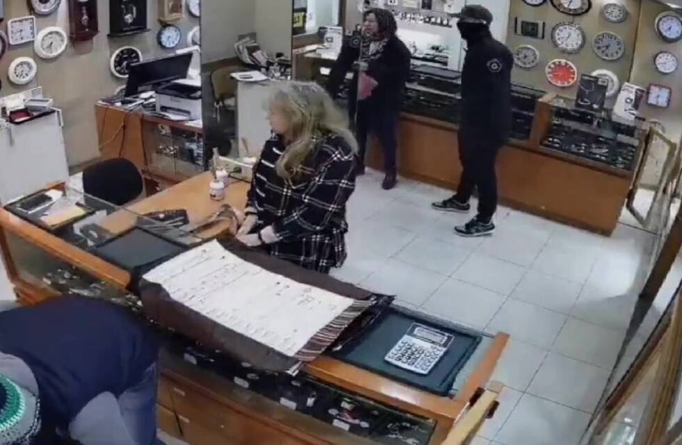 Video de robo alarmante en Rosario: asaltan la joyería Fernández en Galería Libertad