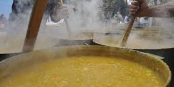 En el marco del día del trabajador cómo tradición y costumbres arraigadas en los argentinos, se suele comer locro, empandas, sopa paraguayas y galetto. En este feriado se pudo observar cómo los cocineros preparaban en grandes ollas locro destinado a la venta