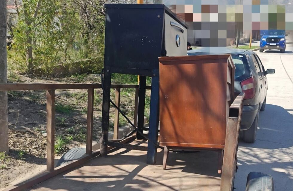 Detienen a tres personas en Cosquín mientras transportaban objetos robados en un trailer