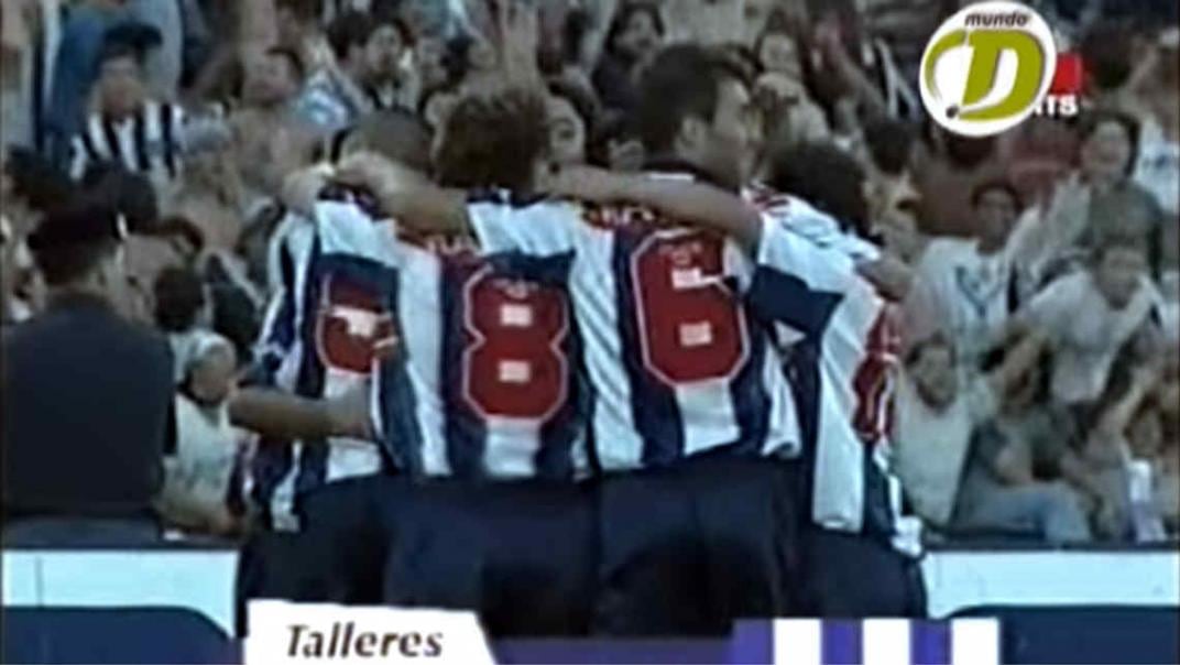 Todos con "el Cachi" Zelaya, héroe de Talleres ante Belgrano en 1996.