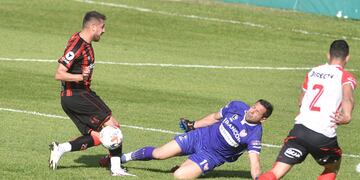 Muchos pelotazos en Instituto y Jorge Carranza, siempre dispuesto a atajar (Ramiro Pereyra).