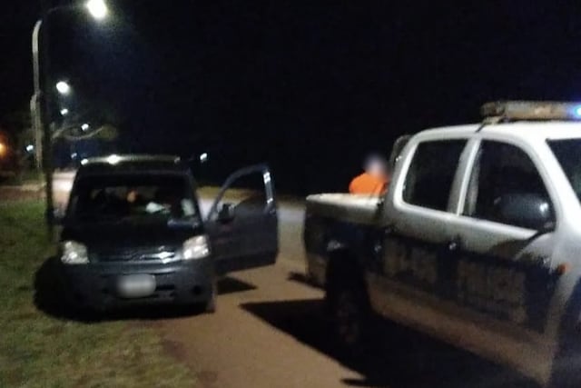 Fue perseguido de manera controlada hasta que lo interceptan y le hacen el test de alcoholemia que da positivo.