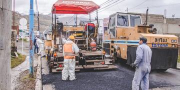La Municipalidad de Ushuaia continua con los trabajos de pavimentación en el Barrio La Cantera.