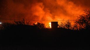 Fuego en Córdoba. Incendio entre las localidades de La Falda y Valle Hermoso. (La Voz)