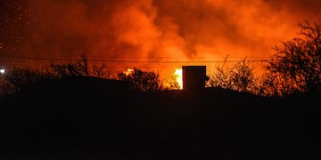 Fuego en Córdoba. Incendio entre las localidades de La Falda y Valle Hermoso. (La Voz)