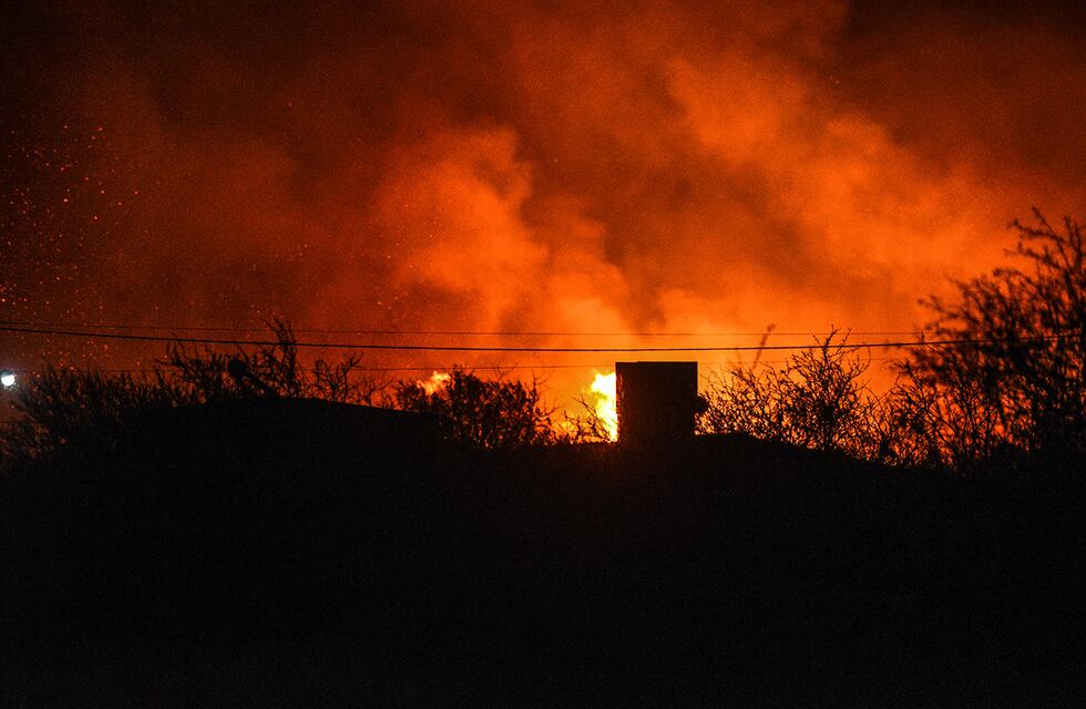 Incendio forestal en La Falda: bomberos lograron contener las llamas durante la madrugada