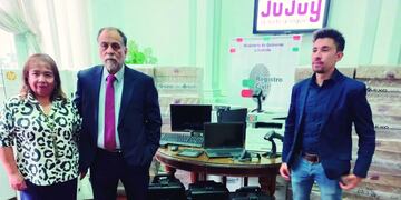 El ministro Álvarez García (centro), junto al director del Registro Civil y la subdirectora del organismo, Octavio Rivas y Gladys García de Robles, en la presentación de los equipos a los medios locales.