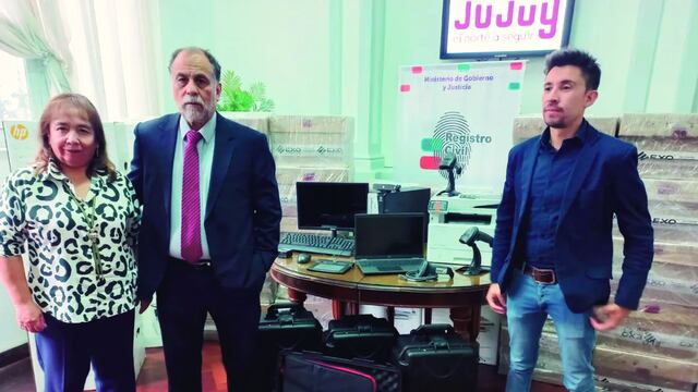 El ministro Álvarez García (centro), junto al director del Registro Civil y la subdirectora del organismo, Octavio Rivas y Gladys García de Robles, en la presentación de los equipos a los medios locales.