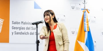 El gobernador Melella tomó juramento a Karina Fernández como nueva ministra de Trabajo y Empleo