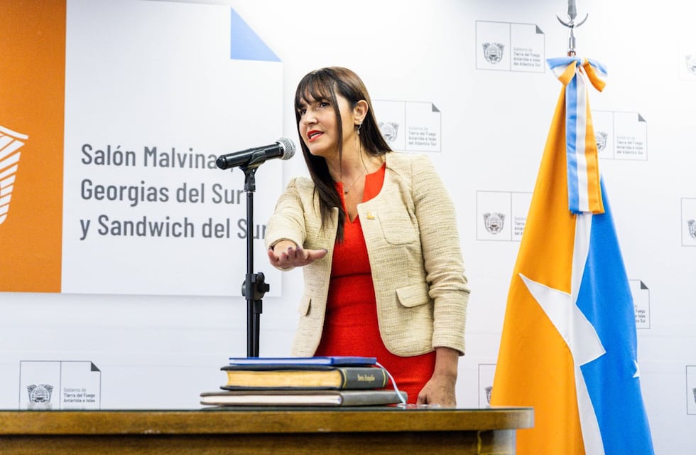 El gobernador Melella tomó juramento a Karina Fernández como nueva ministra de Trabajo y Empleo