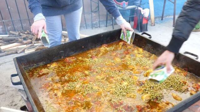 Arroz con pollo para vender y solventar gastos de competencia.