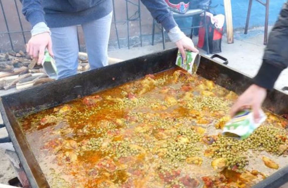 Basquetbolistas sanrafaelinos cocinaron arroz con pollo para vender y poder solventar los gastos de competencia
