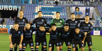 Los 11 de inicio de Belgrano y con la remera negra en el Gigante de Alberdi, donde enfrenta a Temperley. (Prensa Belgrano)