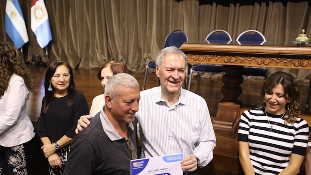 Durante la entrega de créditos, Juan Schiaretti criticó con dureza a Sergio Massa, candidato presidencial (Gobierno de Córdoba).
