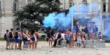 Jóvenes festejan su último primer día de clases (UPD)