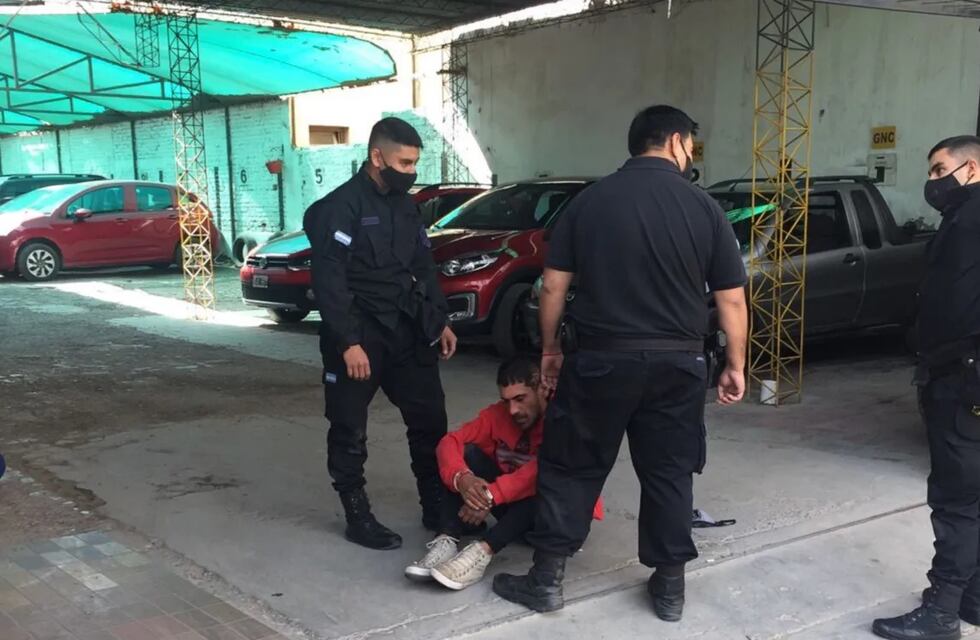 Video: al ritmo de “Los Redondos”, un malabarista sanjuanino fue detenido y se subió cantando al patrullero