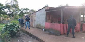Allanan una vivienda por presunta comercialización de estupefacientes.