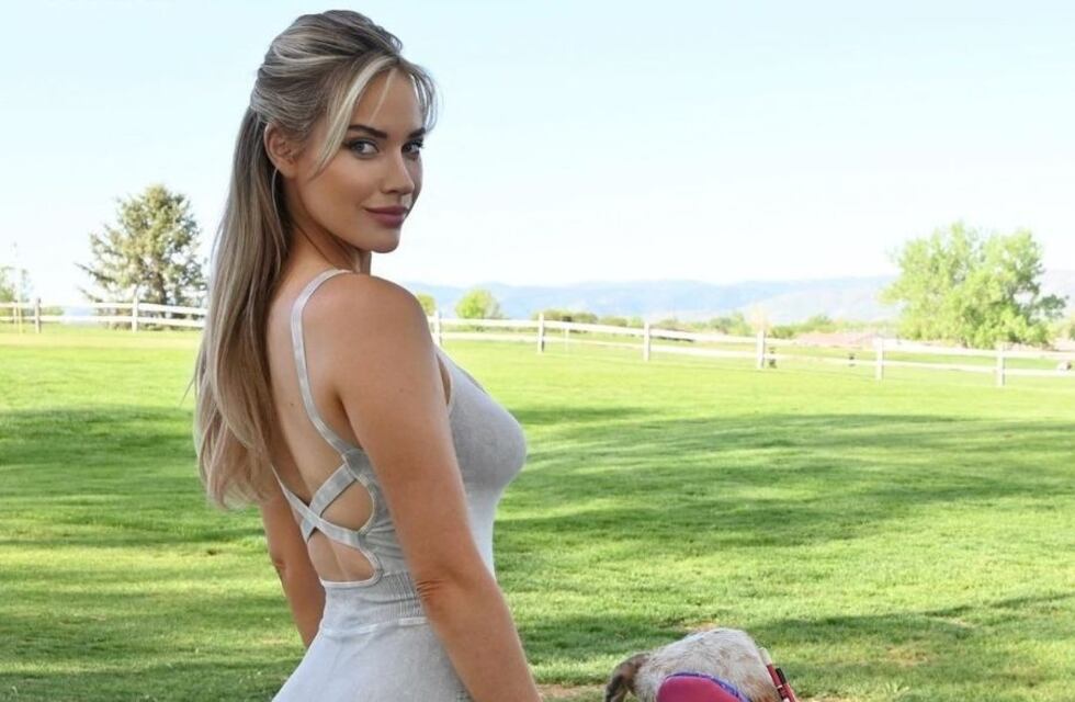 Paige Spiranac, la golfista “más linda del mundo”, salió a la cancha con una mini y un top a rayas