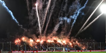 Incidentes y pirotecnia en el cierre del partido entre Belgrano y Talleres por la Copa de la Liga Profesional.