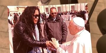 El saludo del papa y una de las transexuales que lo visitan todos los miércoles.
