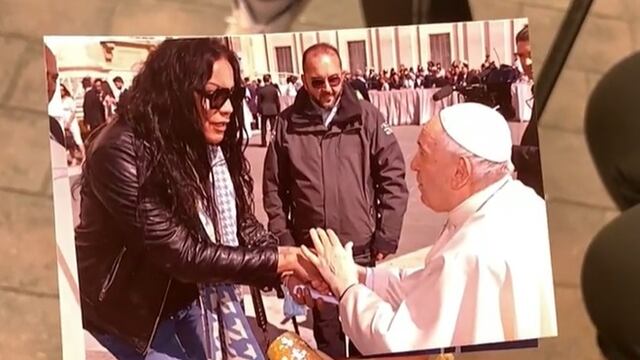 El saludo del papa y una de las transexuales que lo visitan todos los miércoles.