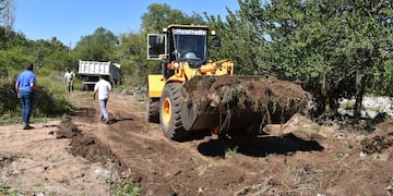 Con máquinas pesadas se tuvo que trabajar a raiz de los daños provocados por las últimos aluviones provocados por las intencias lluvias en la zona de San Francisco. Gentileza ANSL