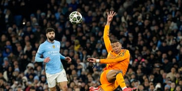 Kylian Mbappé del Real Madrid marca el primer gol de su equipo durante el partido de ida de los playoffs de la Liga de Campeones entre el Manchester City y el Real Madrid en el estadio Etihad en Manchester, Inglaterra, el martes 11 de febrero de 2025. (Foto AP/Dave Thompson)