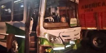 Accidente vial en Jardín América: dos colectivos impactaron entre sí y causaron varios heridos.