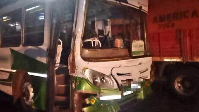 Accidente vial en Jardín América: dos colectivos impactaron entre sí y causaron varios heridos.