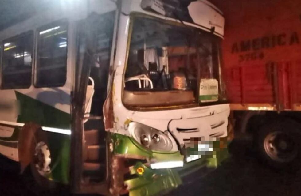 Accidente vial en Jardín América: dos colectivos impactaron entre sí y causaron varios heridos