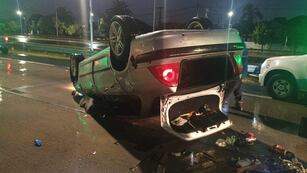 Choque y vuelco en Circunvalación. (Policía)