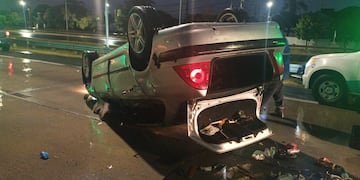 Choque y vuelco en Circunvalación. (Policía)