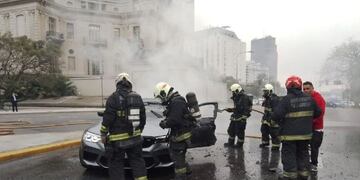 Los bomberos de la Ciudad lograron controlar las llamas del vehículo en pocos minutos.