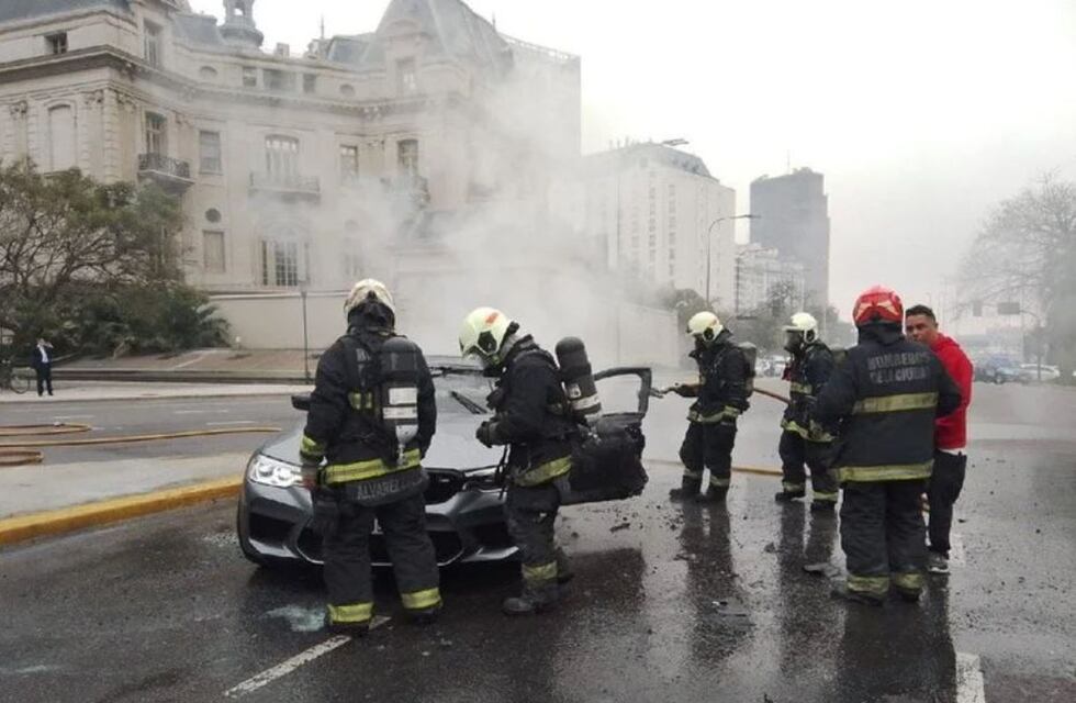 Impactantes imágenes: un BMW se prendió fuego en medio de la Avenida 9 de Julio