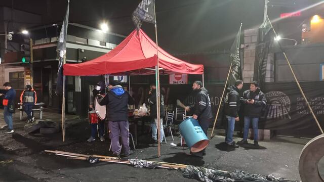 Trabajadores afiliados al SUTNA bloquearon el ingreso a la planta ubicada en Merlo, Buenos Aires.