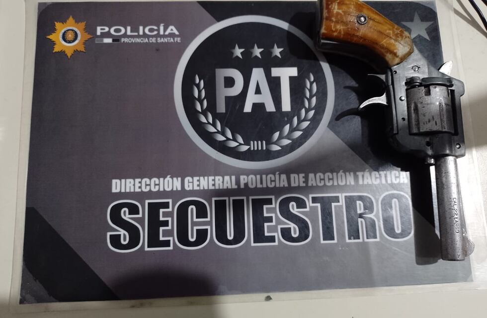 Detuvieron a dos jóvenes con un arma en un playón deportivo