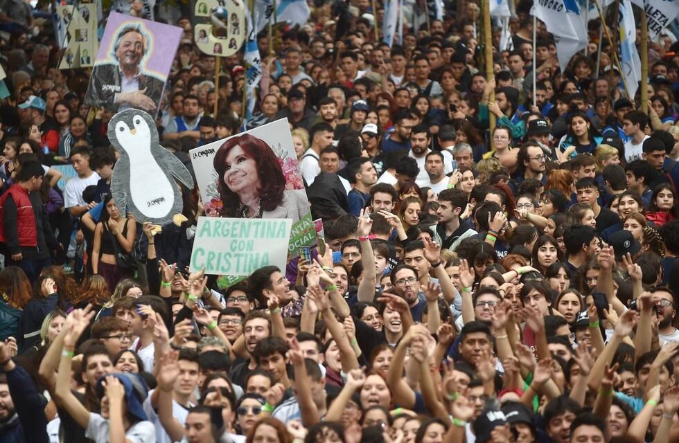 Cristina Kirchner ya está en Plaza de Mayo y crece la expectativa por su discurso