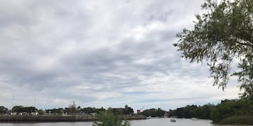 Río Gualeguaychú/Cielo nublado