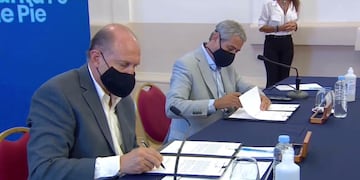 El rafaelino firmó dos convenios con el ministro de Desarrollo Territorial y Hábitat de la Nación, Jorge Ferraresi. (Gobierno de Santa Fe)