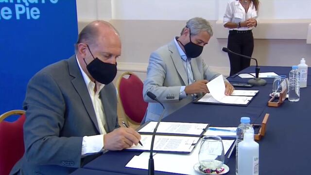 El rafaelino firmó dos convenios con el ministro de Desarrollo Territorial y Hábitat de la Nación, Jorge Ferraresi. (Gobierno de Santa Fe)