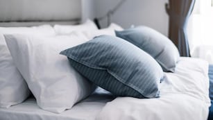 Cuáles son los trucos caseros para limpiar la almohada.