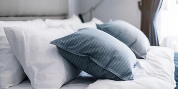 Cuáles son los trucos caseros para limpiar la almohada.