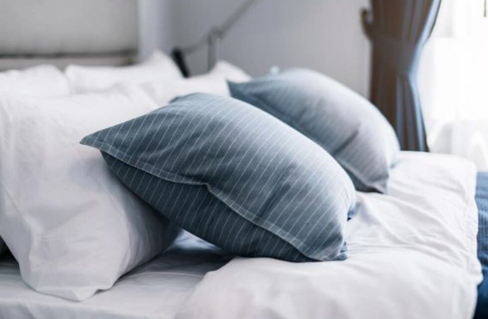 Cómo eliminar las manchas amarillas de tu almohada con trucos caseros que sí funcionan