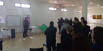 Efectivos policiales de Puerto Iguazú se capacitaron con un taller de sensibilidad y bienestar.