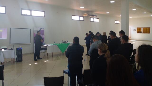 Efectivos policiales de Puerto Iguazú se capacitaron con un taller de sensibilidad y bienestar.