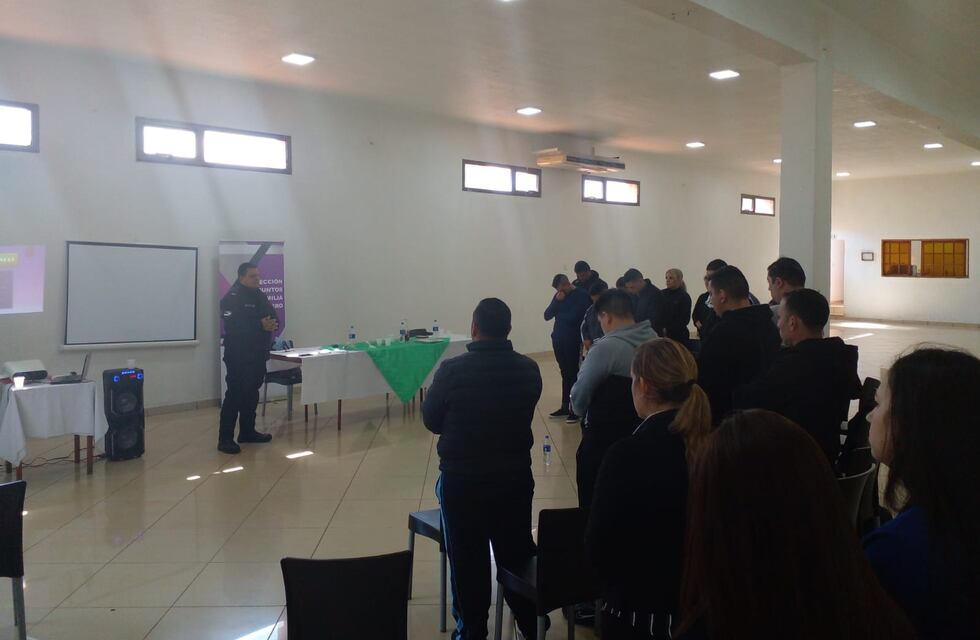 Efectivos policiales de Puerto Iguazú se capacitaron con un taller de sensibilidad y bienestar