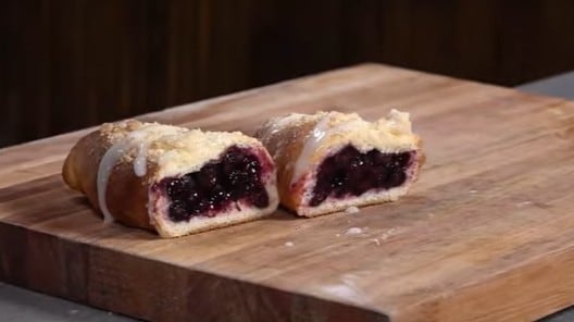 Cómo hacer pan casero dulce relleno con arándanos: la receta original de Gladys Olazar, de Cocineros Argentinos