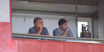 El Tata Martino y su hijo Gerardo en el palco del Coloso