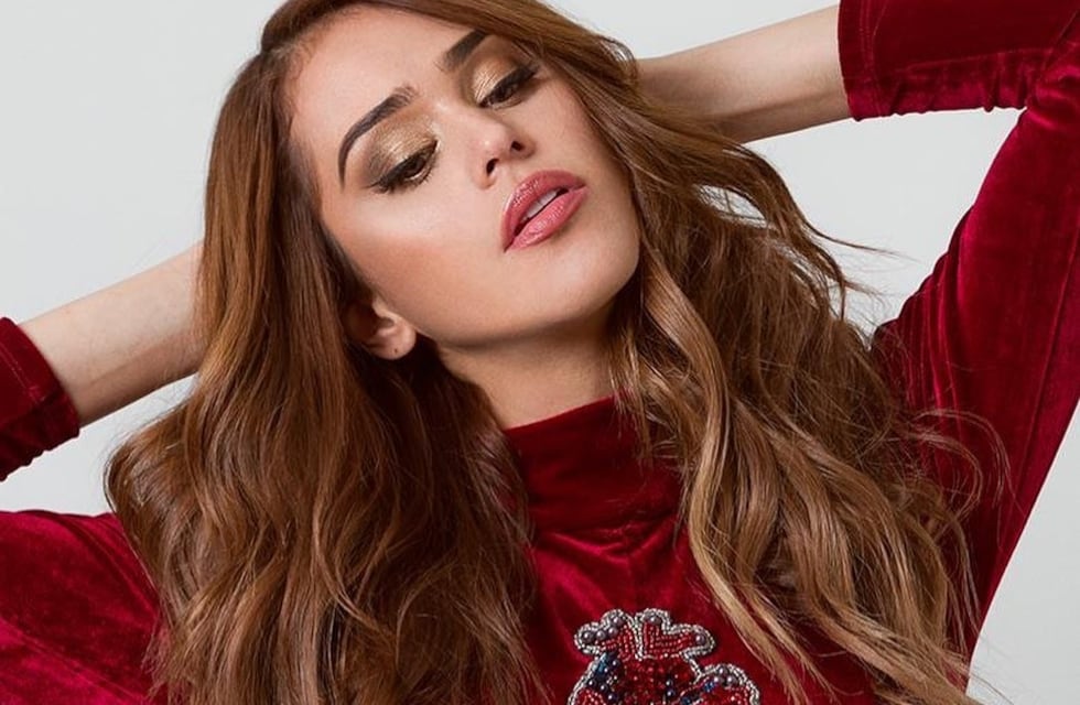 Con una trikini de animal print muy cavada, Yanet García posó desde la selva